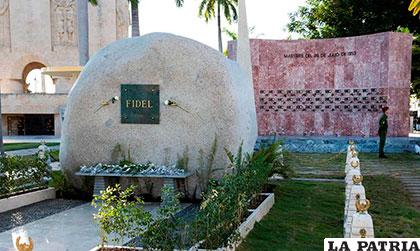 La tumba del líder cubano Fidel Castro en el cementerio Santa Ifigenia, en la ciudad de Santiago de Cuba