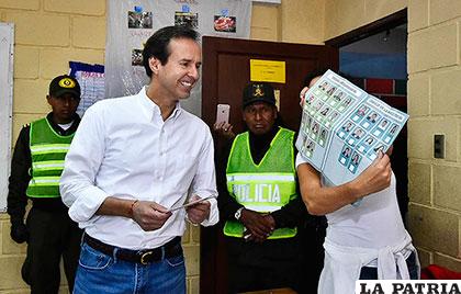 Ex presidente Jorge Quiroga, al momento de emitir su voto /APG