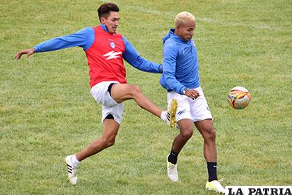 Barrera y Reinoso, durante el entrenamiento del equipo orureño