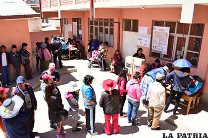 La gente acudió a las urnas sin problema alguno