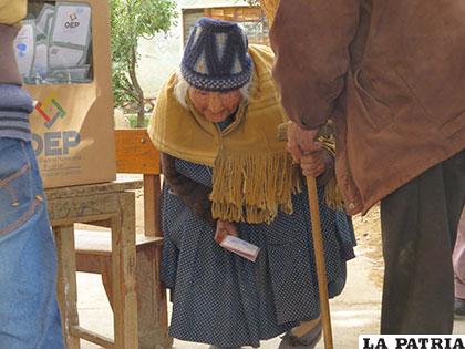 Doña Francisca Canaza tras haber emitido su voto