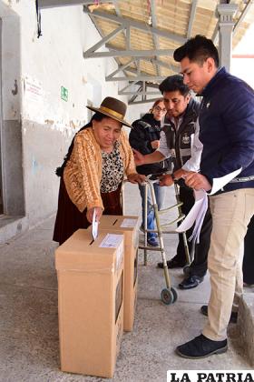 El voto asistido fue practicado en varios recintos electorales
