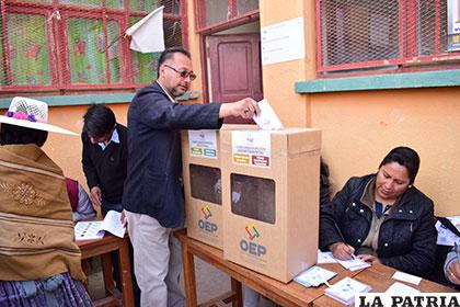 El vicerrector Gonzalo Martínez cumpliendo con su deber