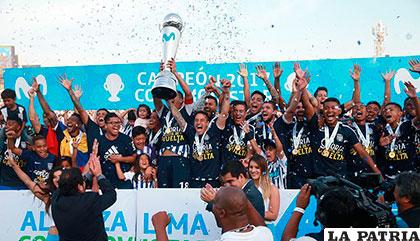 El festejo de los integrantes de Alianza Lima, campeones en el fútbol peruano