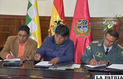 Autoridades de Oruro y La Paz en la firma del convenio para la demarcación de límites /GAD-ORU