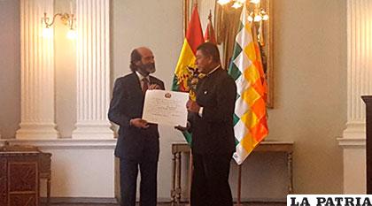 Crispín Moreira, representante de la FAO en Bolivia recibe condecoración