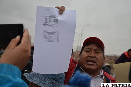 El presidente de la urbanización, Fidel Morales muestra la fotocopia de la cédula de identidad del principal autor de los robos