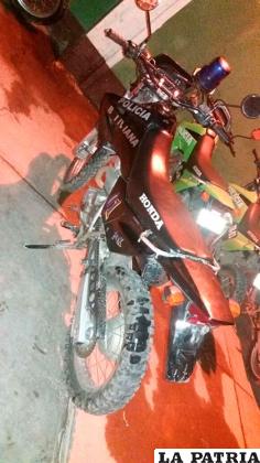 La motocicleta del efectivo policial que fue golpeada por el otro vehículo