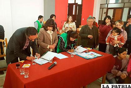 Directora ejecutiva de Lonabol, Rossío Pimntel y el rector de la UTO, Ismael Rojas en la firma para la donación del vehículo e insumos