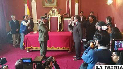 El mayor Zeballos, ayer fue posesionado por el alcalde Bazán y el cambio generó sorpresa