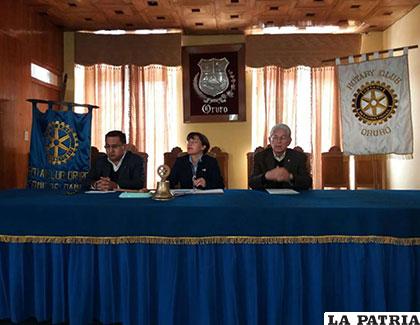 Miembros del Rotary Club Oruro en conferencia de prensa