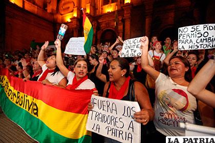 Mujeres se pronuncian en contra de repostulación de Evo