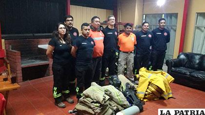 Bomberos chilenos y bolivianos después de concretarse la donación