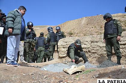 El fiscal de Distrito, Mario Rocha, y policías observan el mineral que fue echado en la calle