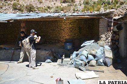En una de las viviendas en el centro de Cataricagua se encontraron 90 sacos de mineral