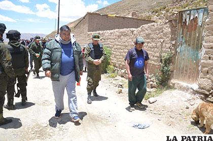 Autoridades caminan al lado de dirigentes de Cataricagua
