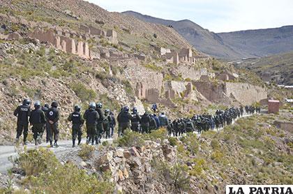 Los policías en su caminata hasta Cataricagua