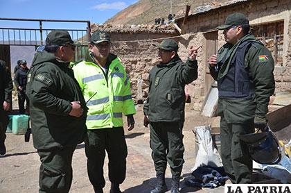 El comandante de Policía de Oruro, coronel Walter Villamor, en el operativo llevó una chamarra fosforescente