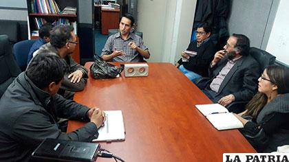 Autoridades de la UTO con el ladrillo ecológico presentado al Viceministerio de Vivienda