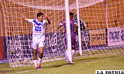 Autogol de Saúl Torres para el 2-1 en favor de San José, celebra Carlos Saucedo que fue autor del primero de los 