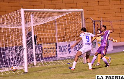 Saúl Torres, en su afán de despejar, anotó en contra para el 2-1 en favor de los 