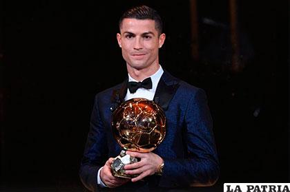 Cristiano Ronaldo con su quinto Balón de Oro que ganó
