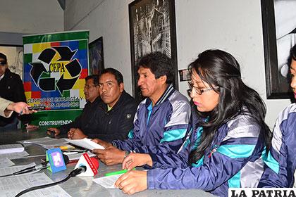 Jóvenes Ecologistas en la conferencia de prensa para hacer conocer su manifiesto