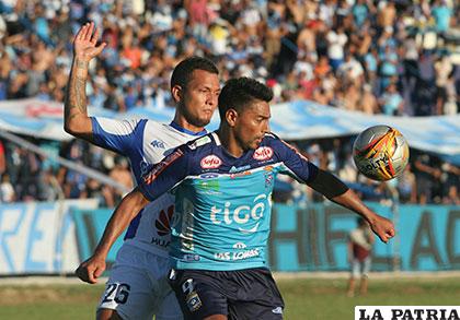 Daniel Néculman intenta dominar el balón ante la marca de Stalin Taborga