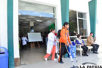 Algunos médicos dan orientaciones para que vayan a consultorios privados