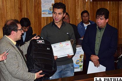 Uno de los ganadores de la IV Feria de Investigación Ciencia y Tecnología de la UTO