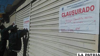 Puestos clausurados de la calle Bolívar y Rajka Backovic