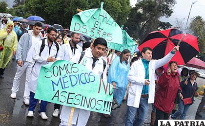 Lluvia no impidió que médicos marchen