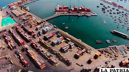 Puerto de Arica por donde circula la mayor carga boliviana