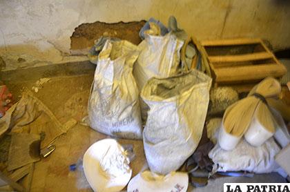 Los sacos de mineral hallados en una de las casas allanadas