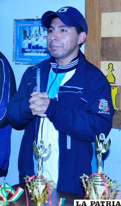 Yván Villca, presidente del club de ajedrez Ingelec