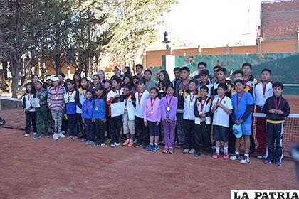El Municipio brindó el apoyo al tenis con la premiación en su torneo