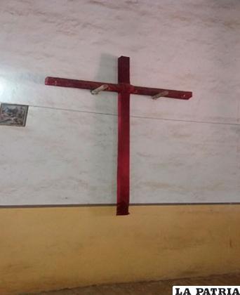 Cruz roja en una de las paredes del santuario de Sora Sora