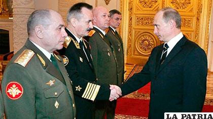 Esta foto de 2007 publicada originalmente por el Kremlin muestra al líder ruso Vladímir Putin junto al general de tres estrellas Nikolai Fedorovich Tkachev (primero a la izquierda)