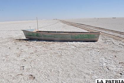 Una lancha en la que un día fue la orilla del lago Poopó antes de su sequía