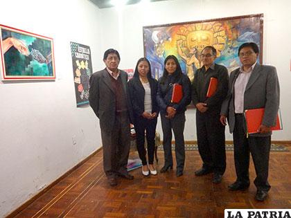 (De Izq. a Der.) Finelez Llanque, Marisa Espinoza y miembros de su jurado luego de la lectura de su acta de defensa de grado