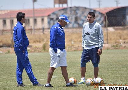 Néstor Clausen (centro), por el momento continúa al frente de San José