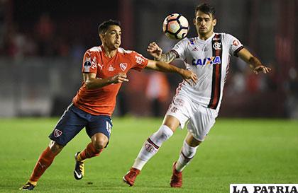 Diego Rodríguez (Independiente) y Felipe Vizeu (Flamengo) volverán a enfrentarse esta noche
