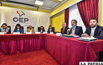 Los miembros del TSE y la misión de la OEA en el ?rgano Electoral