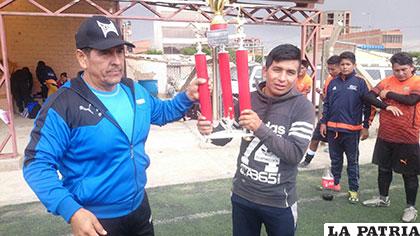 Narciso Choquechambi recibe en trofeo de subcampeón