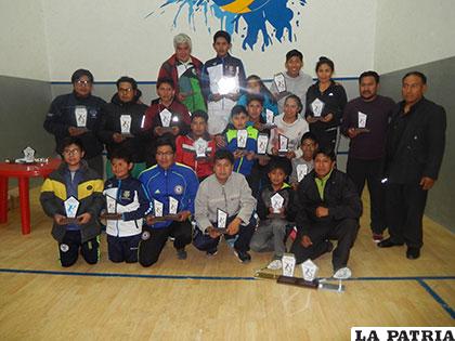 Deportistas que practican el squash en Oruro