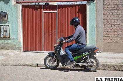 El ciudadano llega con su motocicleta hasta su casa