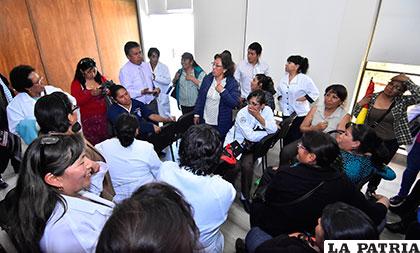 Médicos de La Paz durante su asamblea /APG