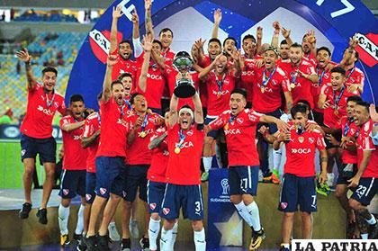 La celebración de los jugadores de Independiente con el trofeo en alto