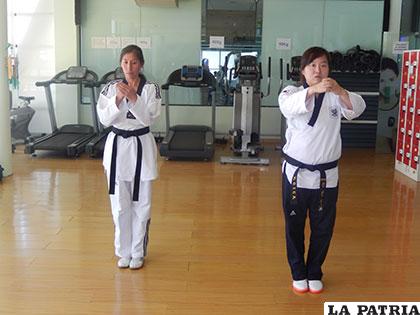 Delma Beltrán y la maestra Jinju Kim, ejecutan un movimiento de poomsae