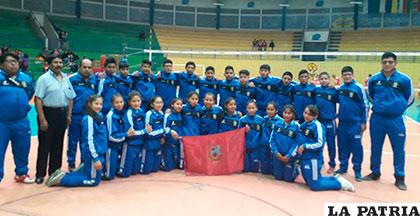 Integrantes de las selecciones de Oruro en damas y varones de la categoría Mini